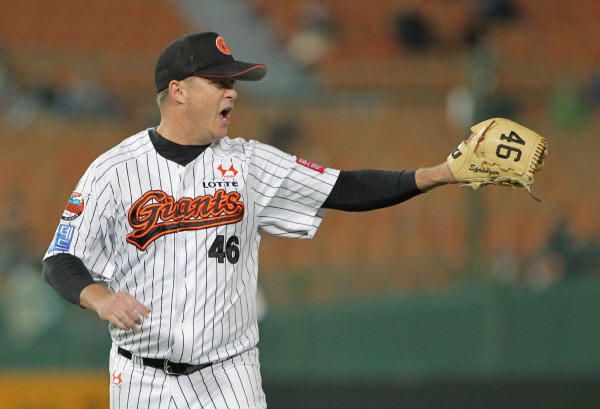 시즌 마지막게임을 승리로 이끌기위해 옥스프링이 역투하고 있다.